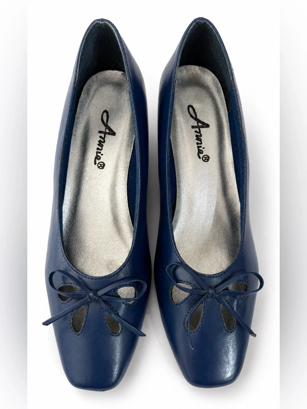 Vintage blue leather bow wedge heels. 80s.white detail. 7.5